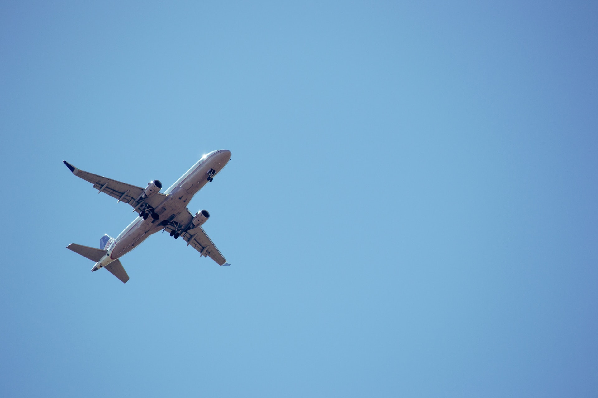 white-airliner-1059608